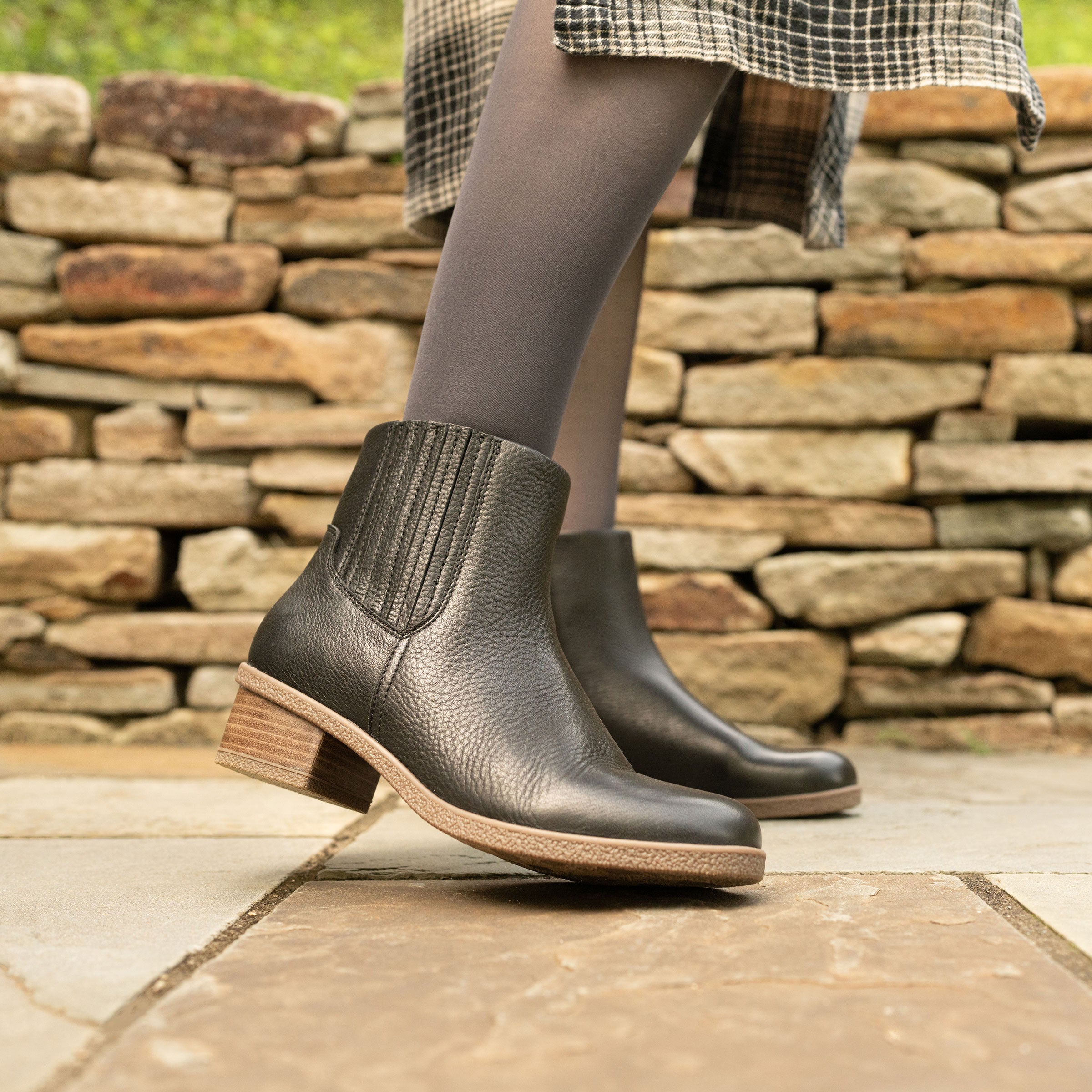 Waterproof Black Tumbled Leather for Outdoor Use